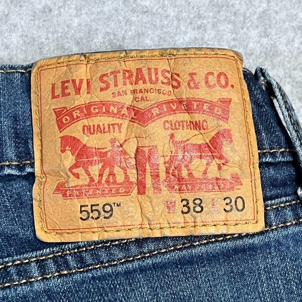 Levis Jeans Mens 38X30 Blue 559 Relaxed Straight Medium American Faded Denim - Picture 7 of 16